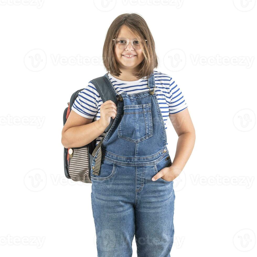 rundes Gesicht Mädchen im Brille trägt Rucksack auf einer Schulter mit einer Hand im ihr Jeans Tasche foto