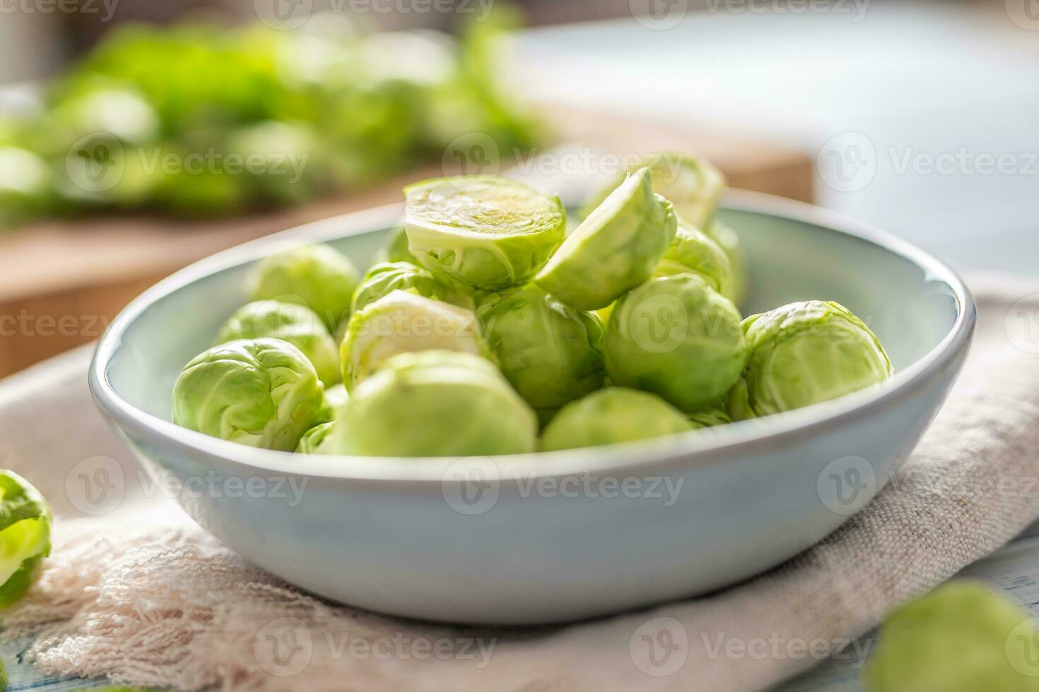 frisch Brüssel Sprossen im Schüssel auf Küche Tabelle foto