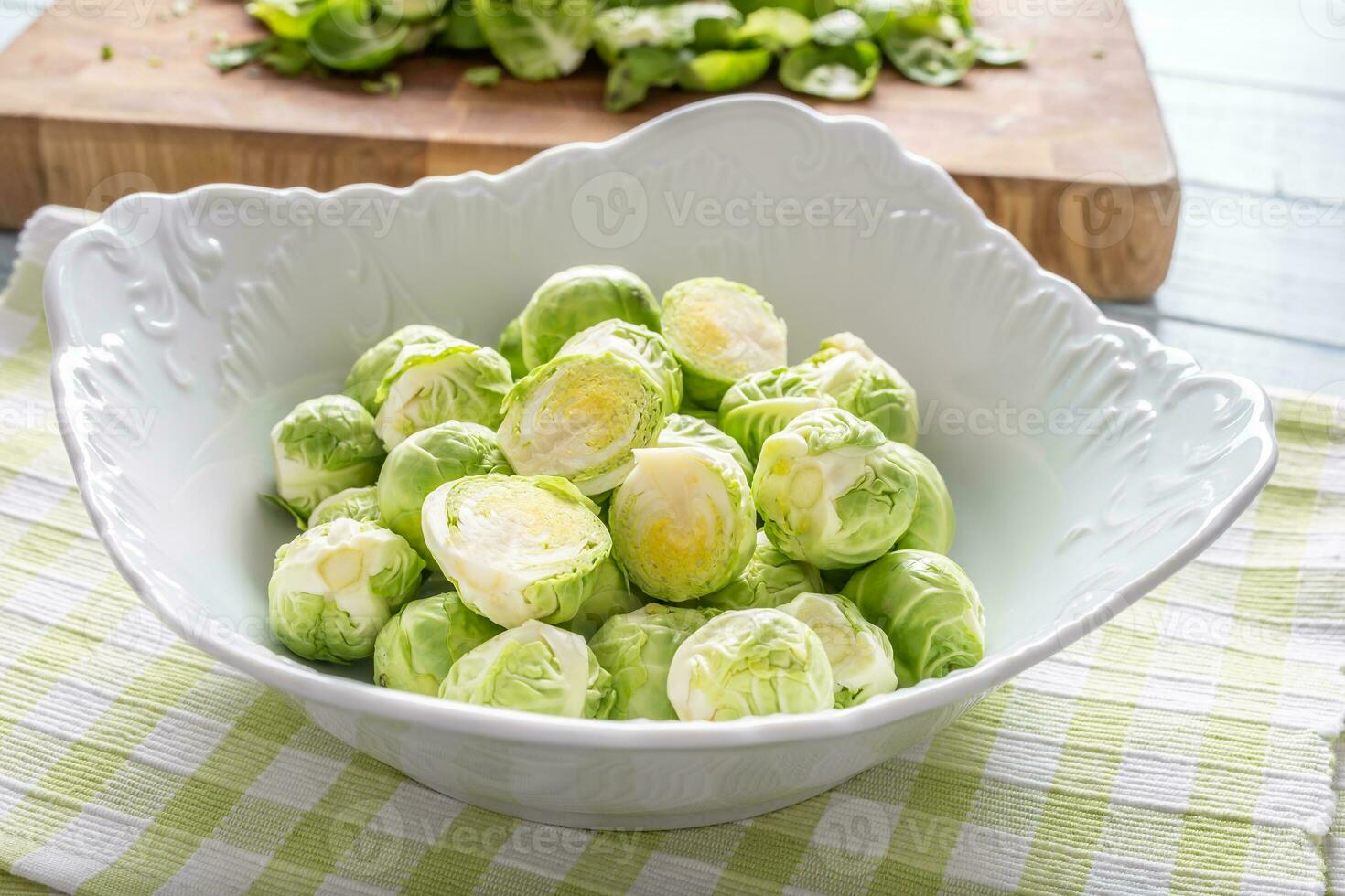 frisch Brüssel Sprossen im Schüssel auf Küche Tabelle foto