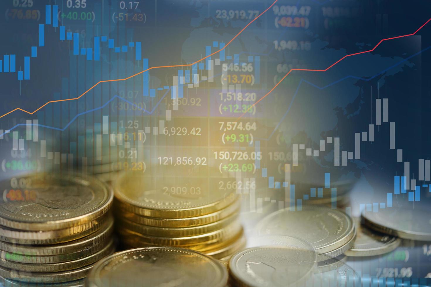 Börseninvestitionshandel mit Finanz-, Münz- und Diagrammdiagrammen oder Forex zur Analyse des Hintergrunds von Geschäftstrenddaten zur Gewinnfinanzierung. foto