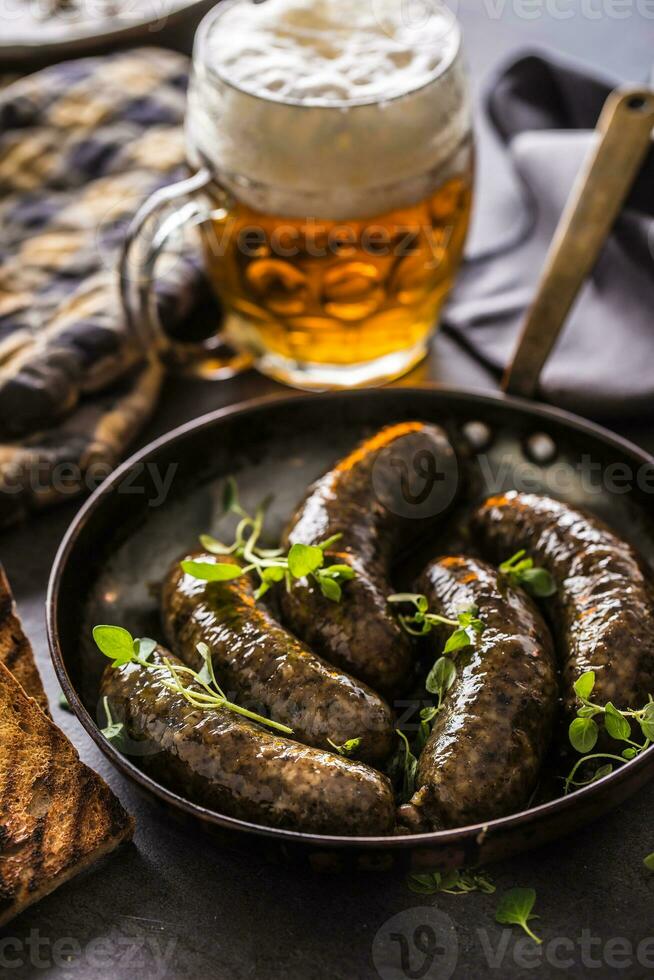 geröstet Würste im schwenken mit Brot Kräuter und Entwurf Bier. foto