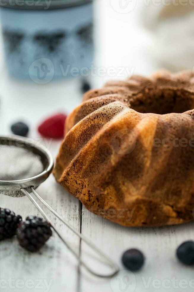 Kuchen. Marmor Kuchen Tasse von Kaffee Pulver Zucker Küche Jahrgang Utensil und frisch Obst Beeren foto