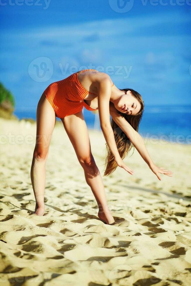 schöne Frau am Strand foto