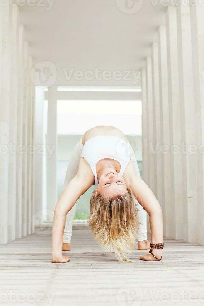 Frau macht Yoga foto