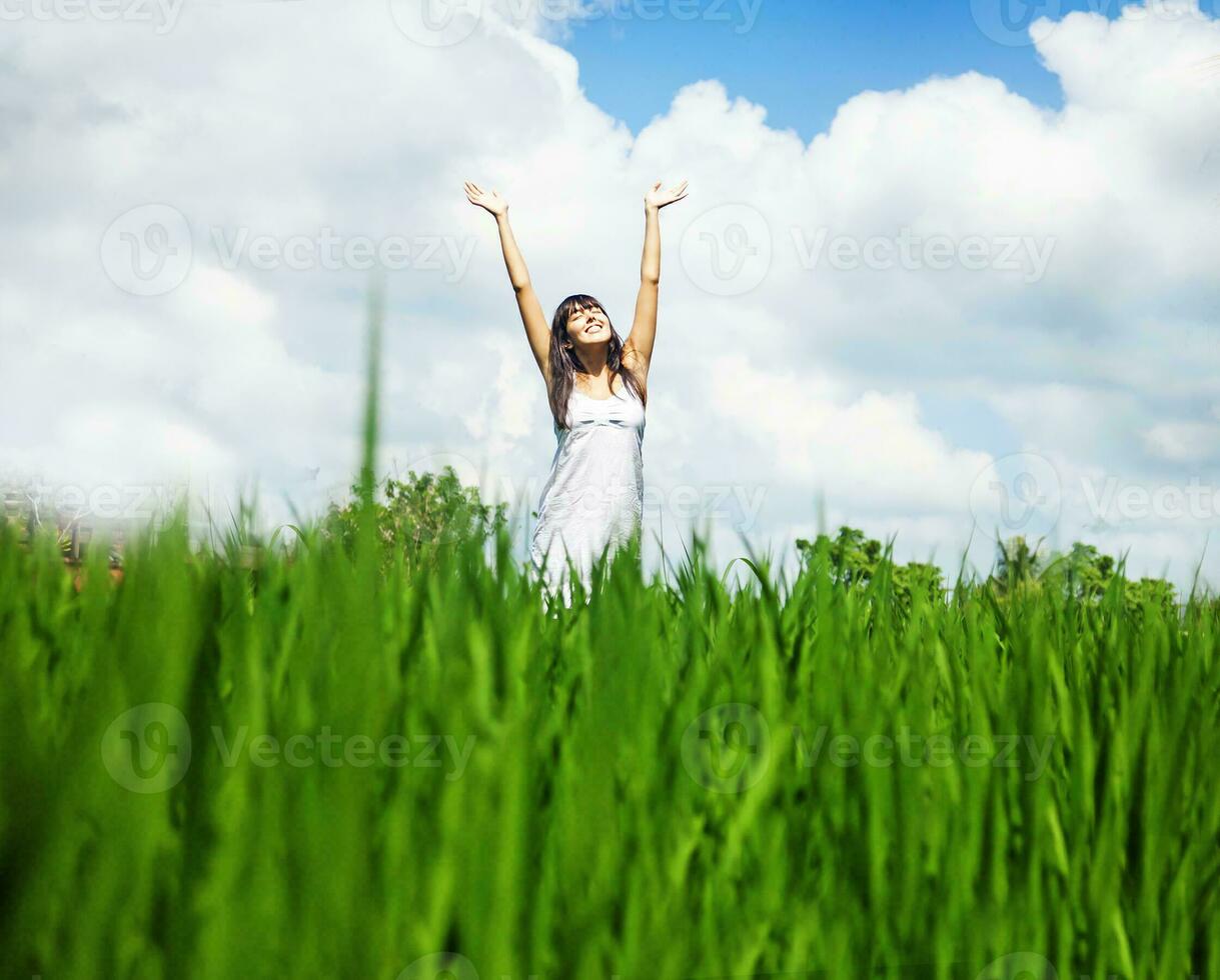 Frau im ein Grün Feld foto