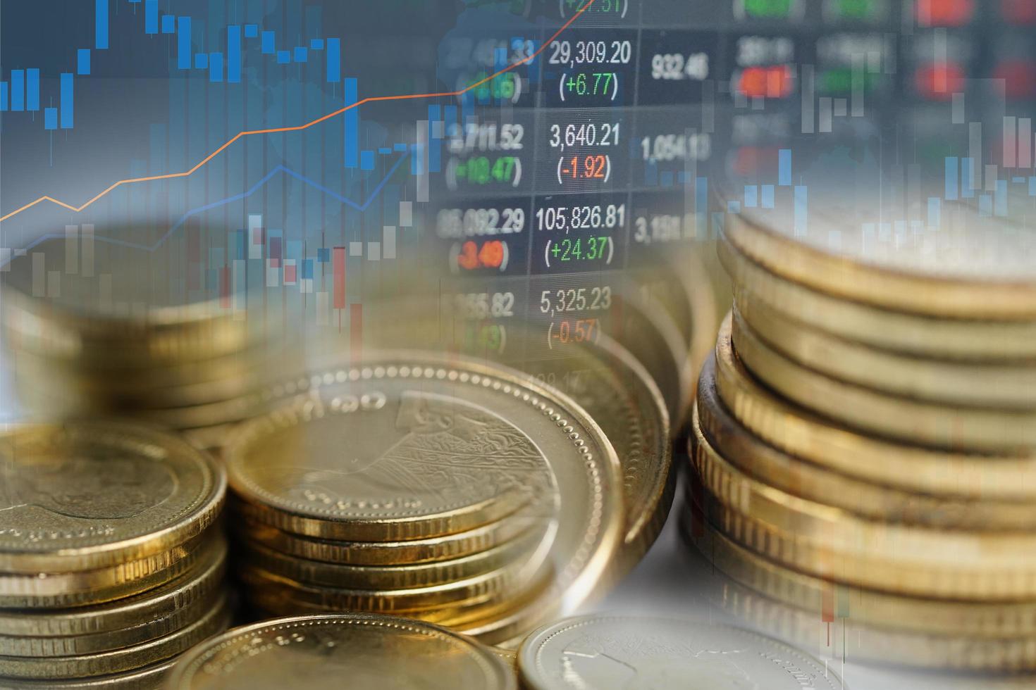 Börseninvestitionshandel mit Finanz-, Münz- und Diagrammdiagrammen oder Forex zur Analyse des Hintergrunds von Geschäftstrenddaten zur Gewinnfinanzierung. foto