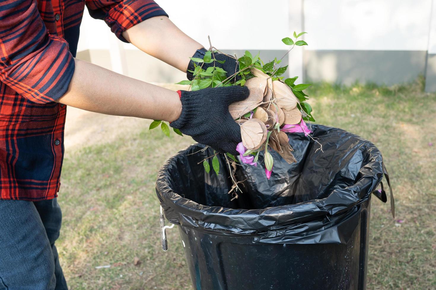 asiatische Frau, die Müll im Park säubert und sammelt, trockene Blätter, Recycling, Umweltschutz. Team mit Recycling-Projekt außerhalb. foto