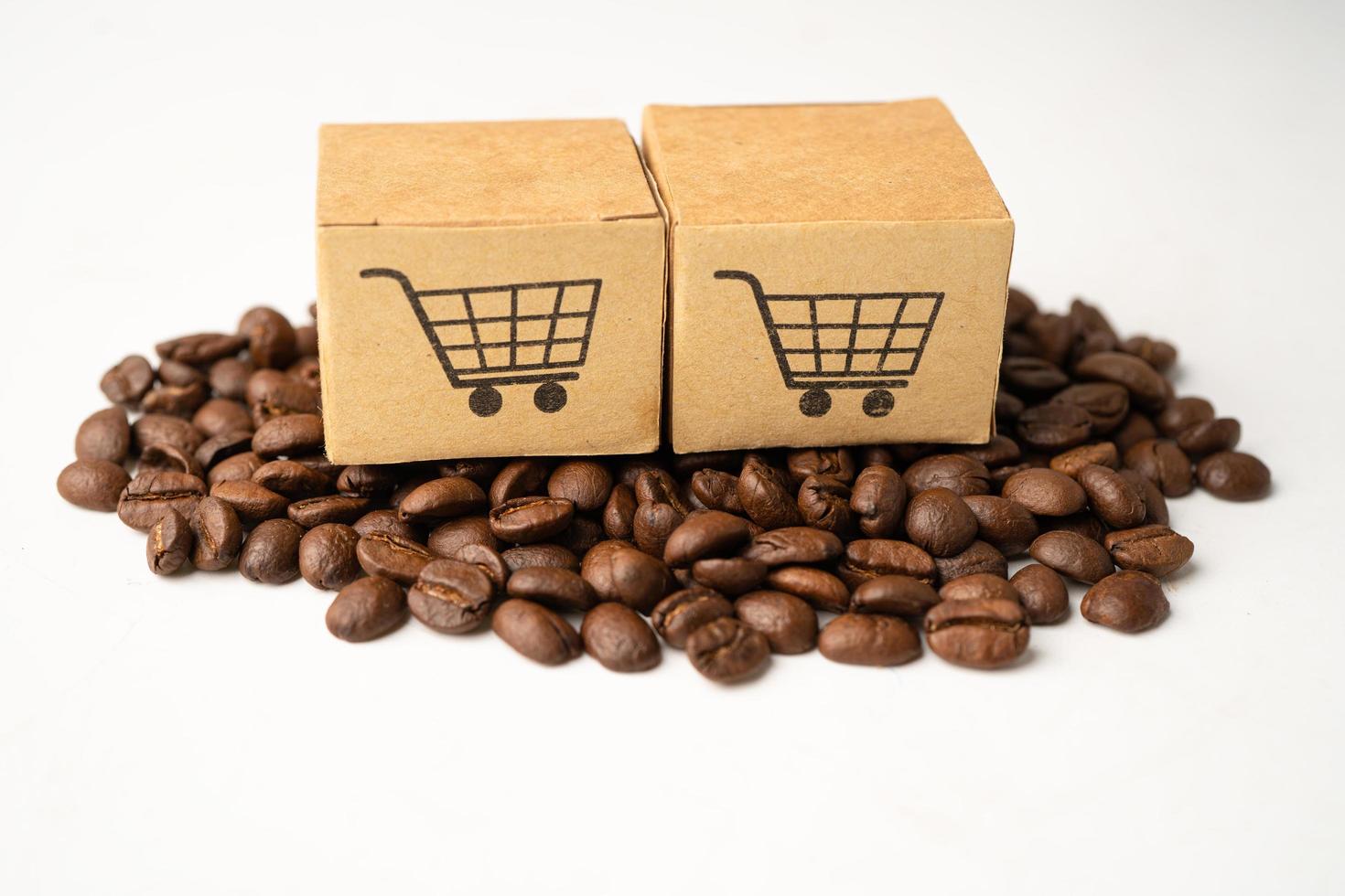 Box mit Einkaufswagen-Logo-Symbol auf Kaffeebohnen, Import-Export-Shopping online oder E-Commerce-Lieferservice-Shop-Produktversand, Handel, Lieferantenkonzept. foto