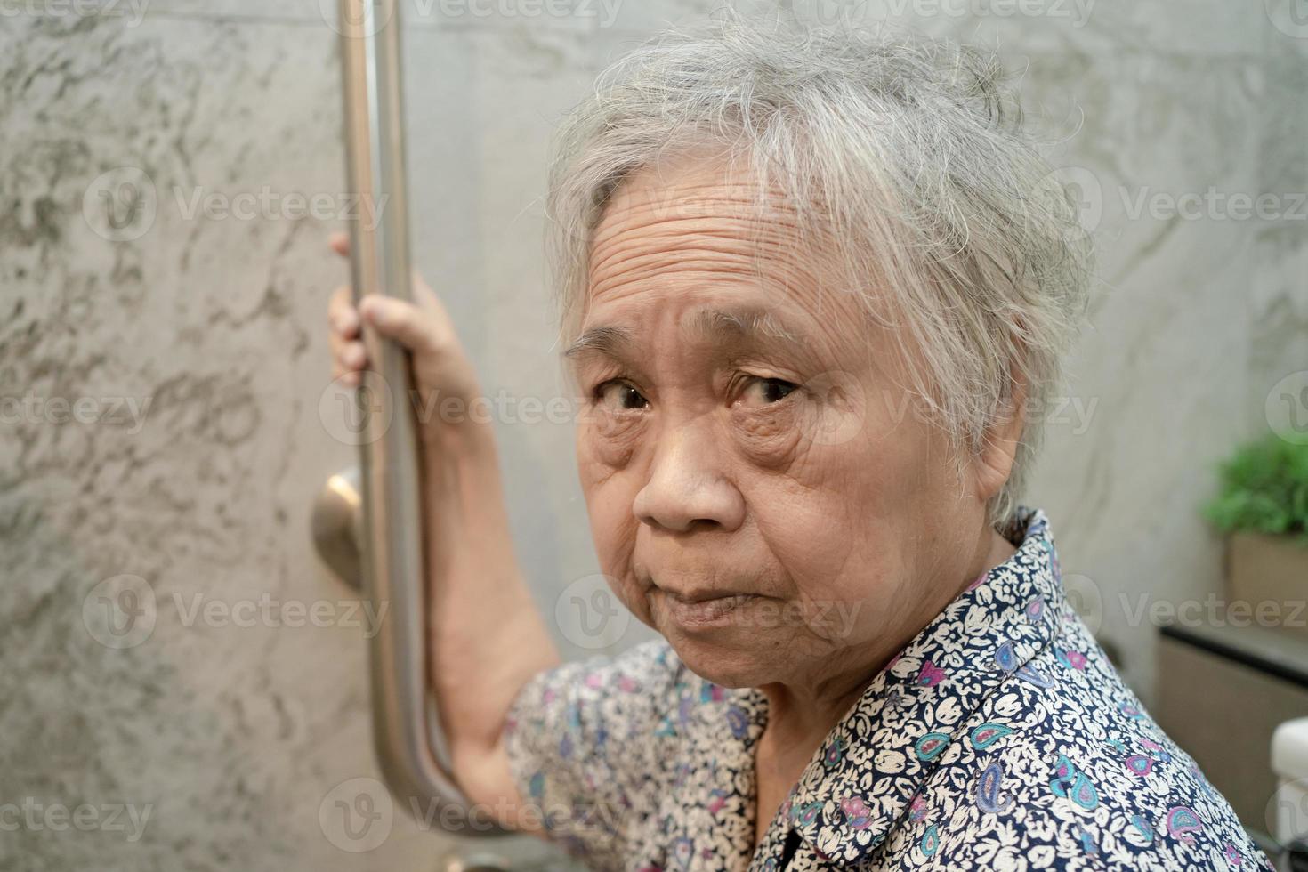 asiatische Senioren oder ältere alte Damenpatienten benutzen Toiletten-Badezimmer-Griffsicherheit in der Krankenstation, gesundes starkes medizinisches Konzept. foto