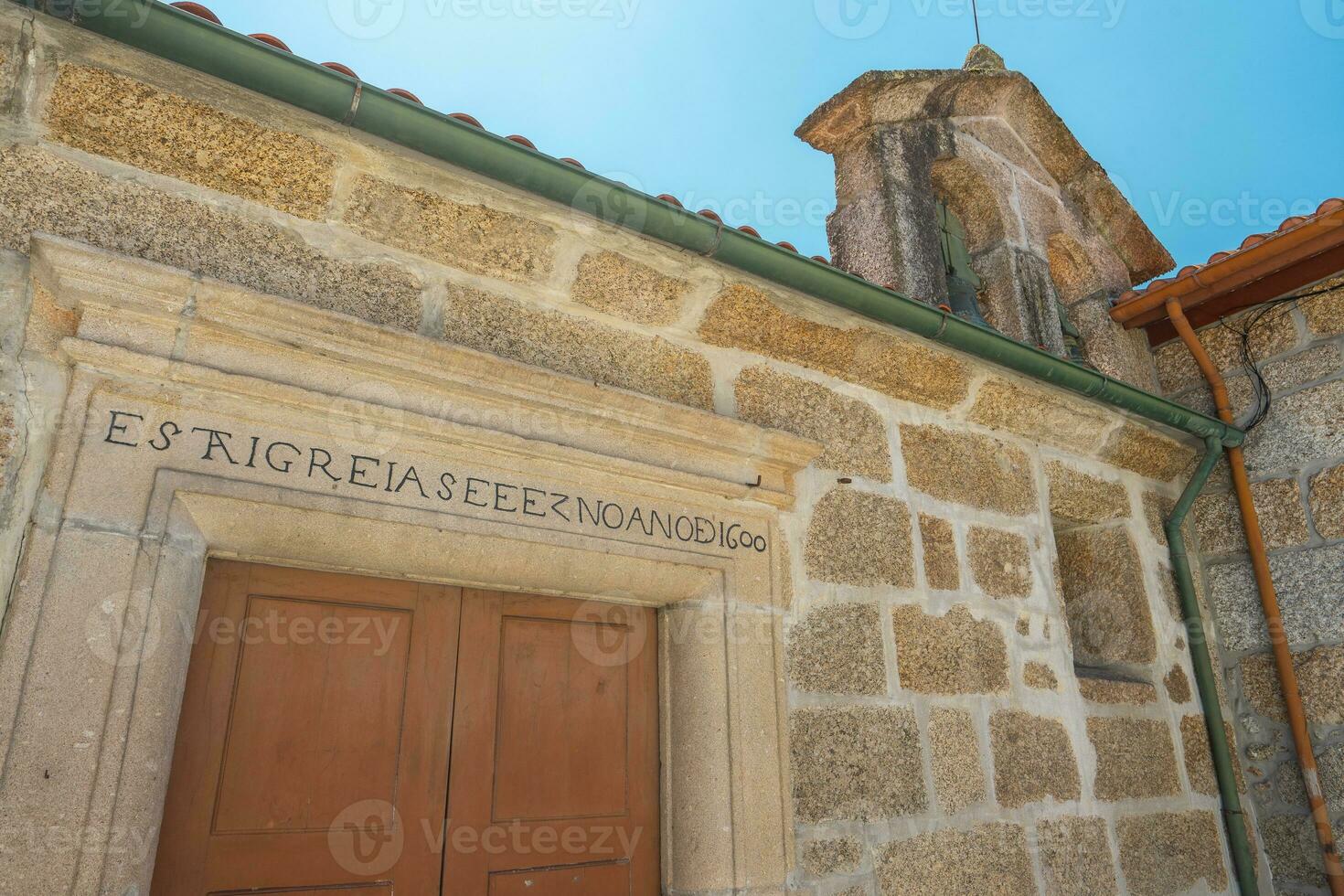 schön Straßen und die Architektur im das alt Stadt, Dorf von Guimaraes, Portugal. foto