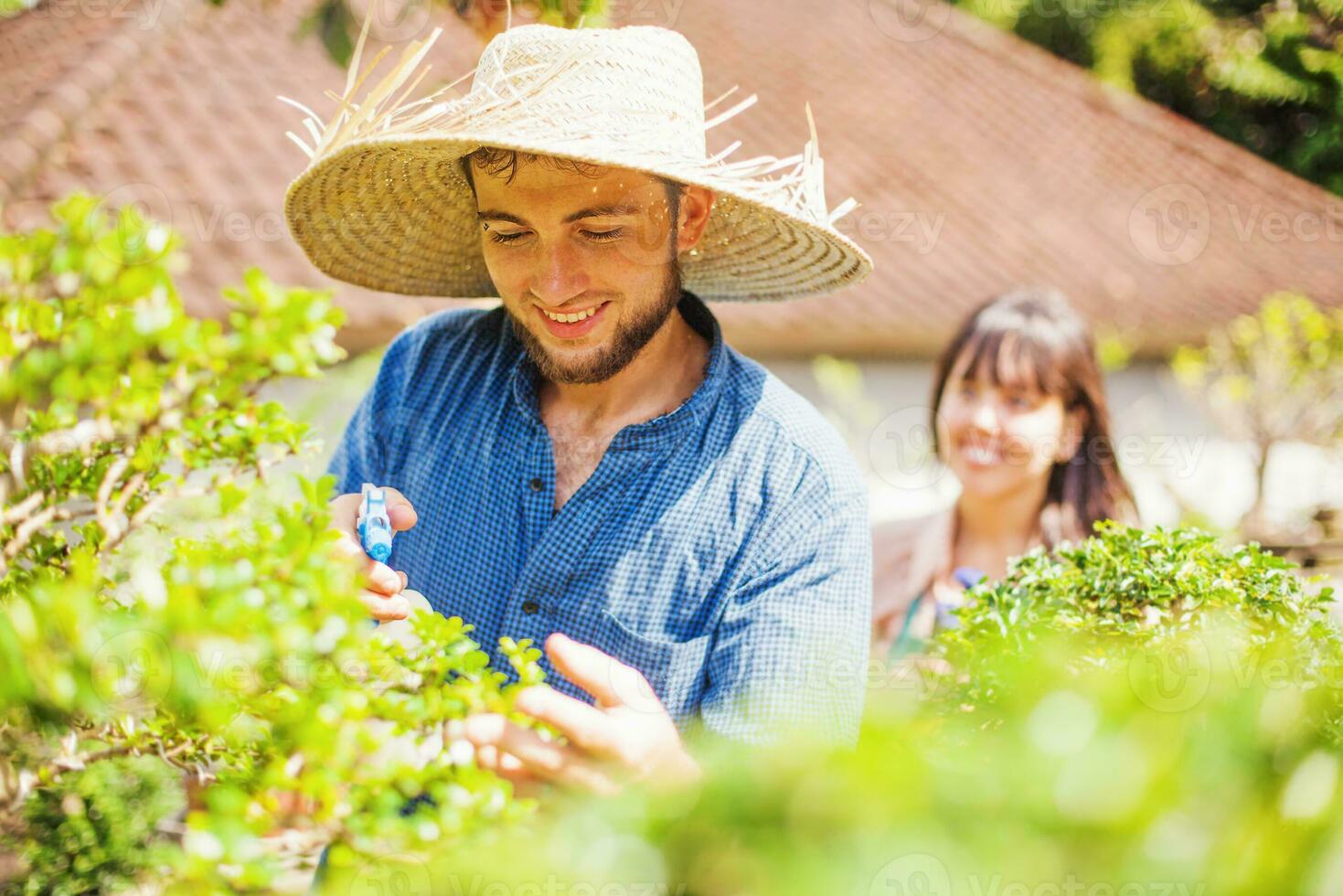 ein Mann und Frau Stehen im Vorderseite von ein Garten foto