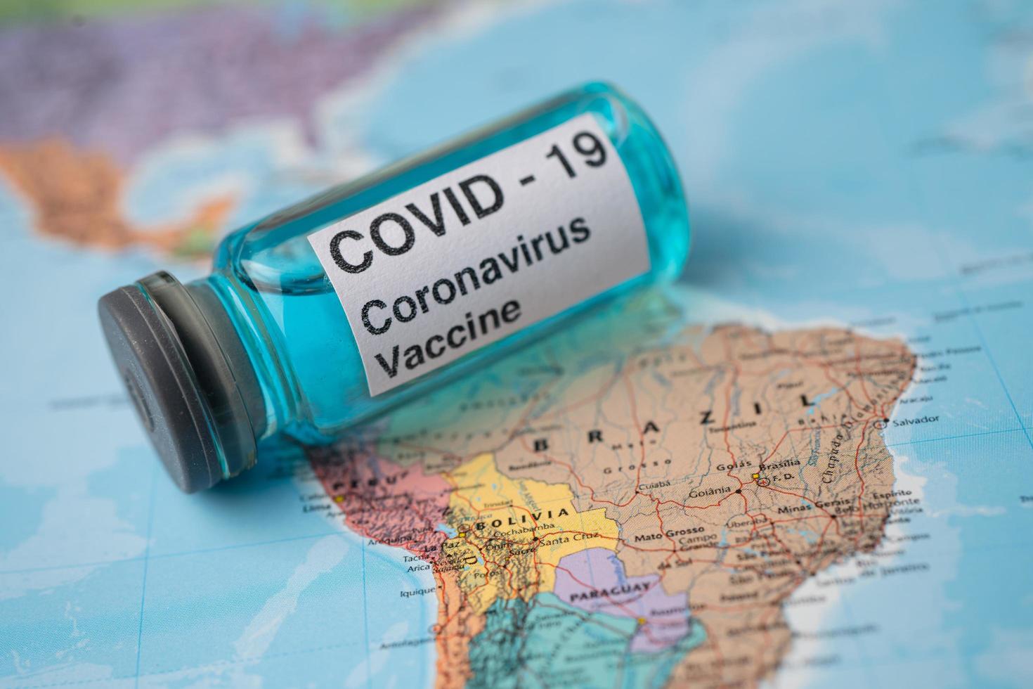Bangkok, thailand - 1. märz 2021, Coronavirus-Covid-19-Impfstoff auf Brasilien-Karte, medizinische Entwicklung für Ärzte zur Behandlung von Patienten mit Lungenentzündung. foto