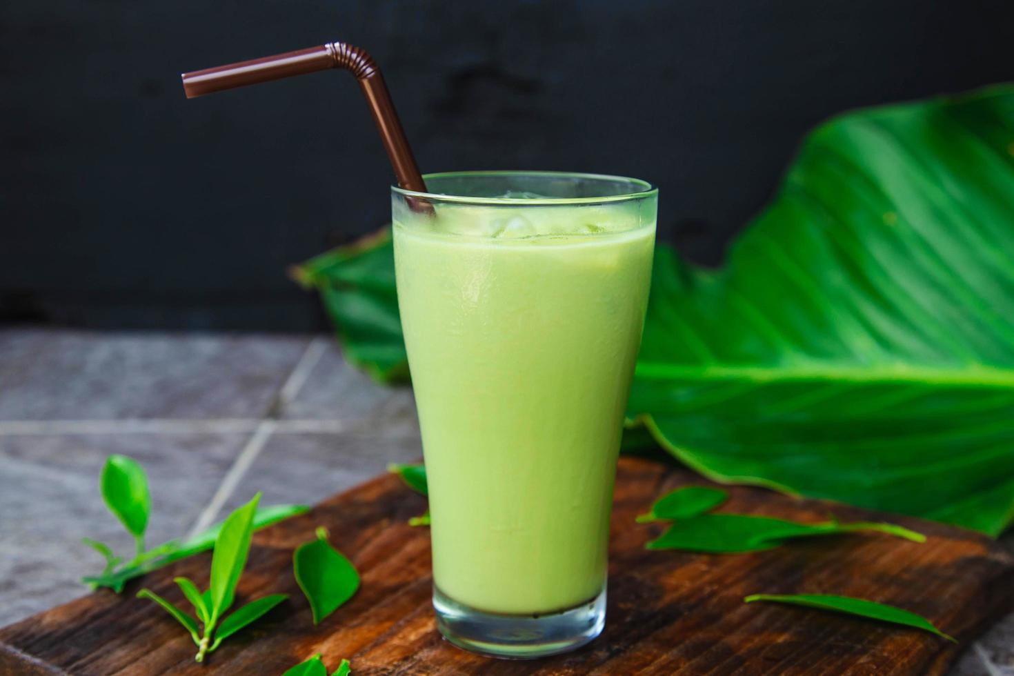 eisgekühlter Grüntee und frische Teeblätter für die Gesundheit foto