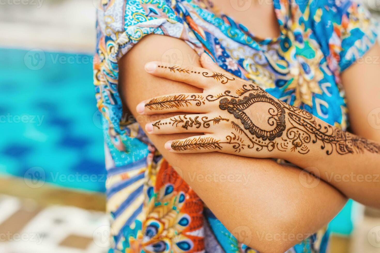 Frau mit Henna tätowieren auf ihr Hand foto