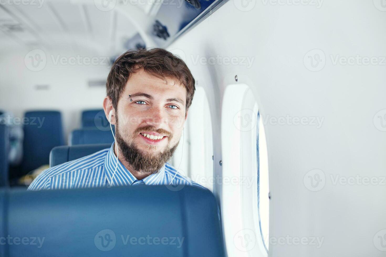 ein Mann Sitzung im das Flugzeug foto