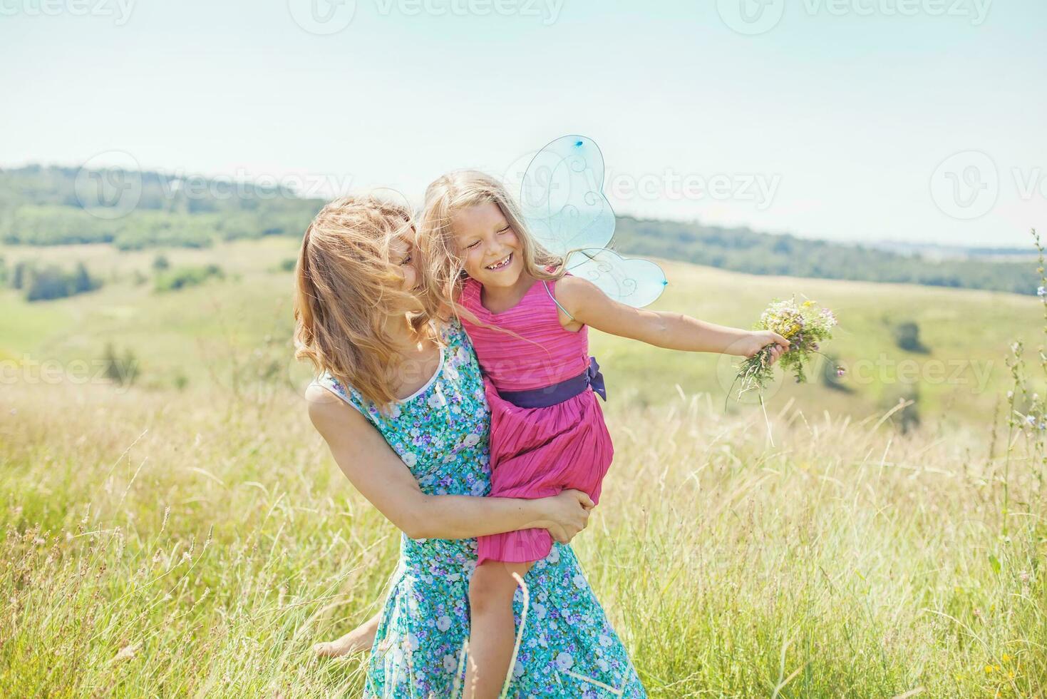 ein Frau und ihr Tochter sind Stehen im ein Feld mit Schmetterlinge foto