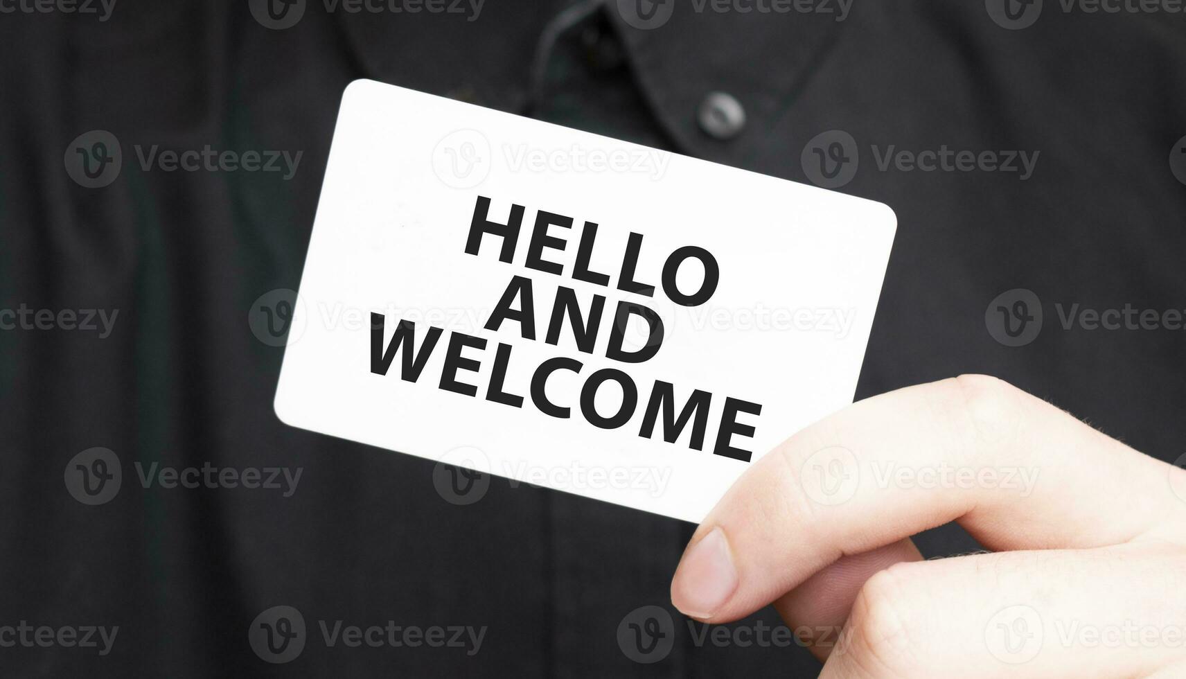 Geschäftsmann halten ein Karte mit Text Hallo und Willkommen, Geschäft Konzept foto