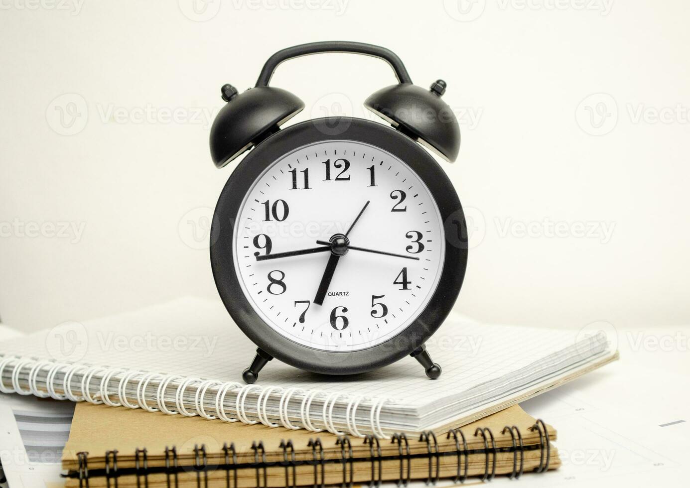 Zeit Verwaltung Konzept Jahrgang Alarm Uhr, und Notizblöcke foto