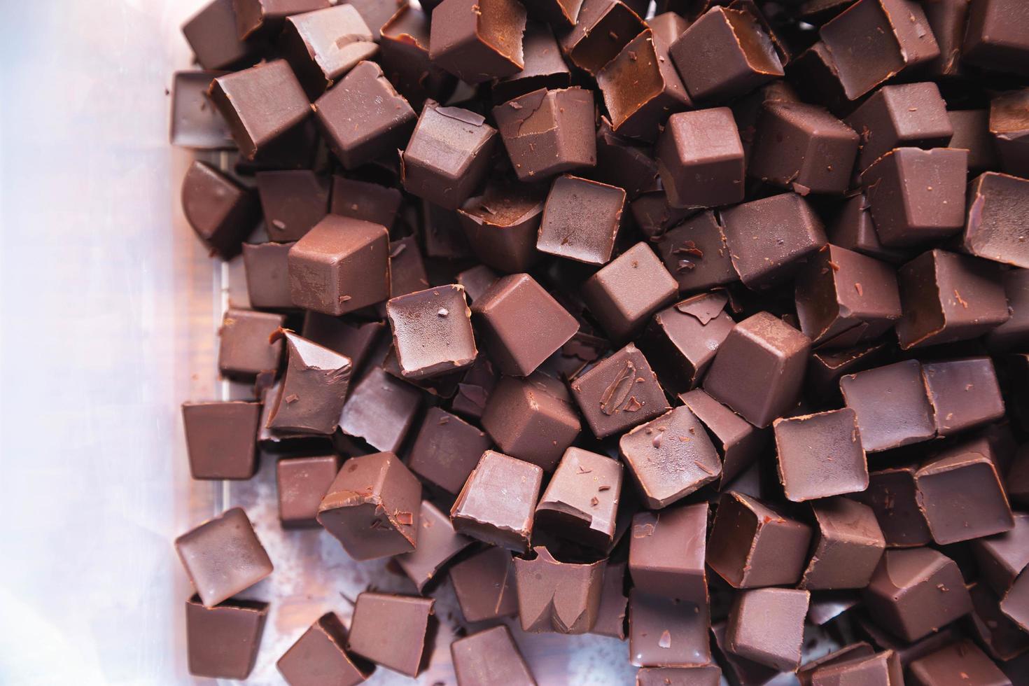 Schokoladenstückchen und Schokoladenhintergrund foto