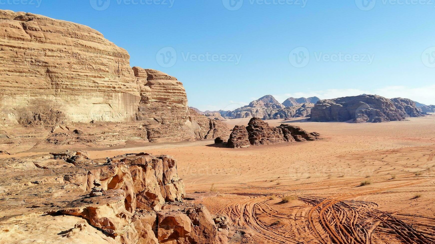 mit Kamel Wohnwagen durch das Wüsten von Wadi Rum, Jordan foto