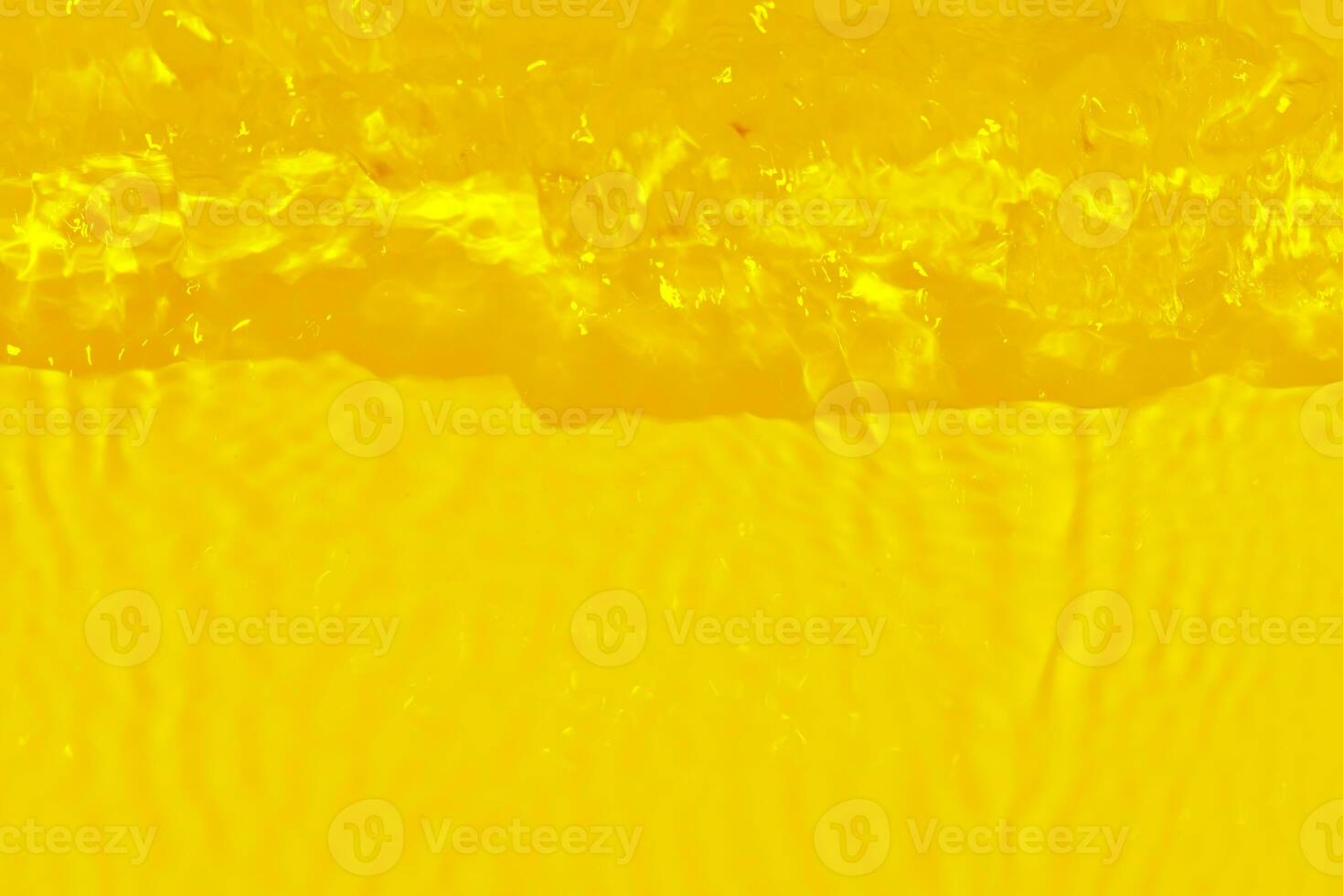 golden Wasser mit Wellen auf das Oberfläche. defokussieren verschwommen transparent Gold farbig klar Ruhe Wasser Oberfläche Textur mit spritzt und Blasen. Wasser Wellen mit leuchtenden Muster Textur Hintergrund. foto