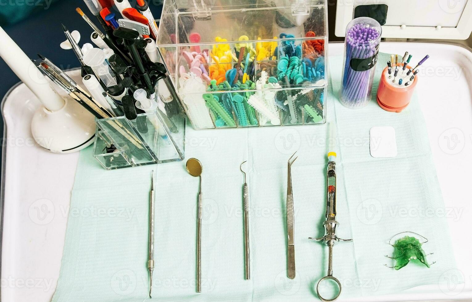 Zahnarzt Werkzeuge auf das Tisch. oben Aussicht von Stomatologe Werkzeuge auf Tisch. einstellen von Dental Werkzeuge auf Zahnarzt Tafel. schließen oben von Dental Werkzeuge auf Zahnarzt Tabelle foto