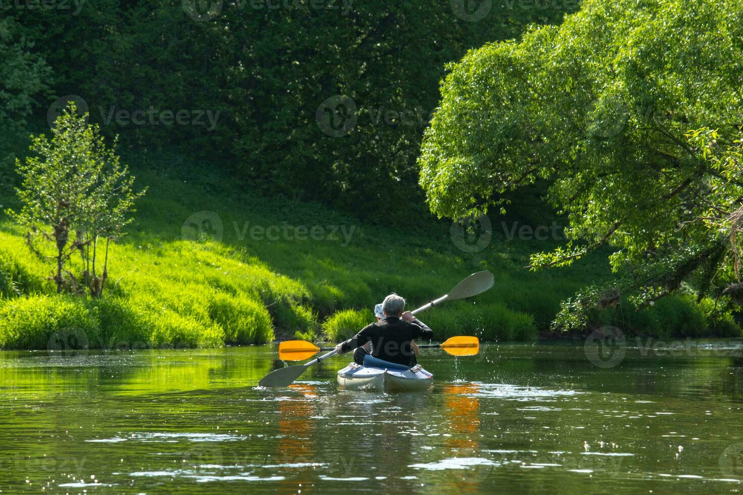 Familie Kajak Ausflug zum Seigneur und Senora. ein Alten verheiratet Paar Rudern ein Boot auf das Fluss, ein Wasser Wanderung, ein Sommer- Abenteuer. altersbedingt Sport, mental Jugend und Gesundheit, Tourismus, aktiv alt Alter foto