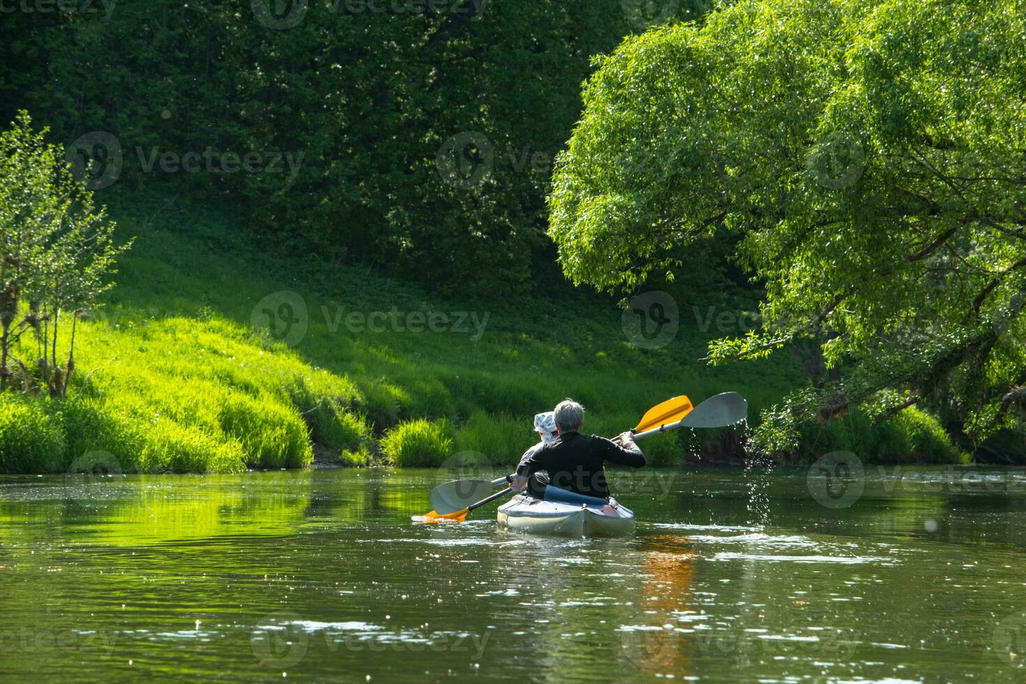 Familie Kajak Ausflug zum Seigneur und Senora. ein Alten verheiratet Paar Rudern ein Boot auf das Fluss, ein Wasser Wanderung, ein Sommer- Abenteuer. altersbedingt Sport, mental Jugend und Gesundheit, Tourismus, aktiv alt Alter foto