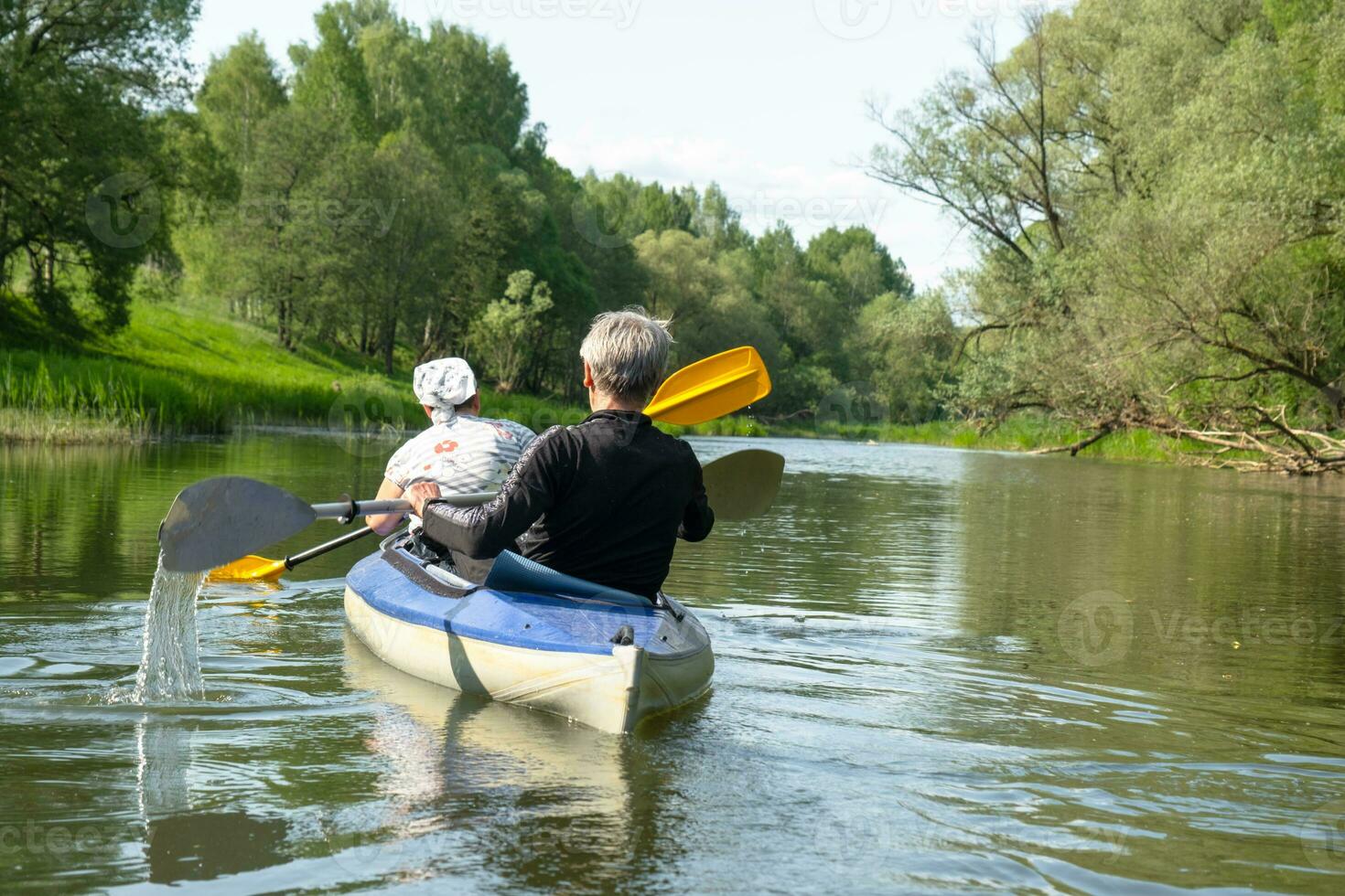 Familie Kajak Ausflug zum Seigneur und Senora. ein Alten verheiratet Paar Rudern ein Boot auf das Fluss, ein Wasser Wanderung, ein Sommer- Abenteuer. altersbedingt Sport, mental Jugend und Gesundheit, Tourismus, aktiv alt Alter foto