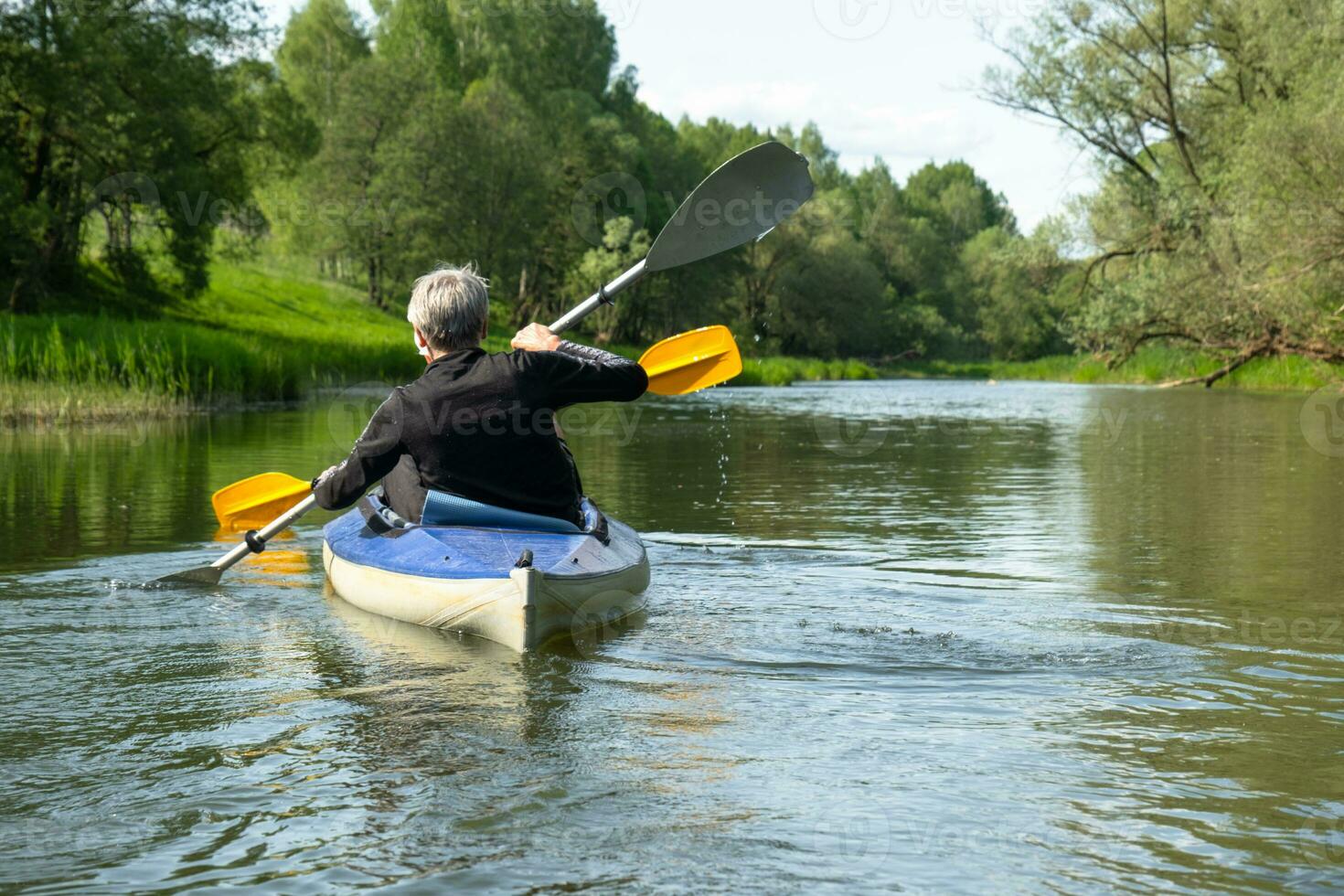 Familie Kajak Ausflug zum Seigneur und Senora. ein Alten verheiratet Paar Rudern ein Boot auf das Fluss, ein Wasser Wanderung, ein Sommer- Abenteuer. altersbedingt Sport, mental Jugend und Gesundheit, Tourismus, aktiv alt Alter foto