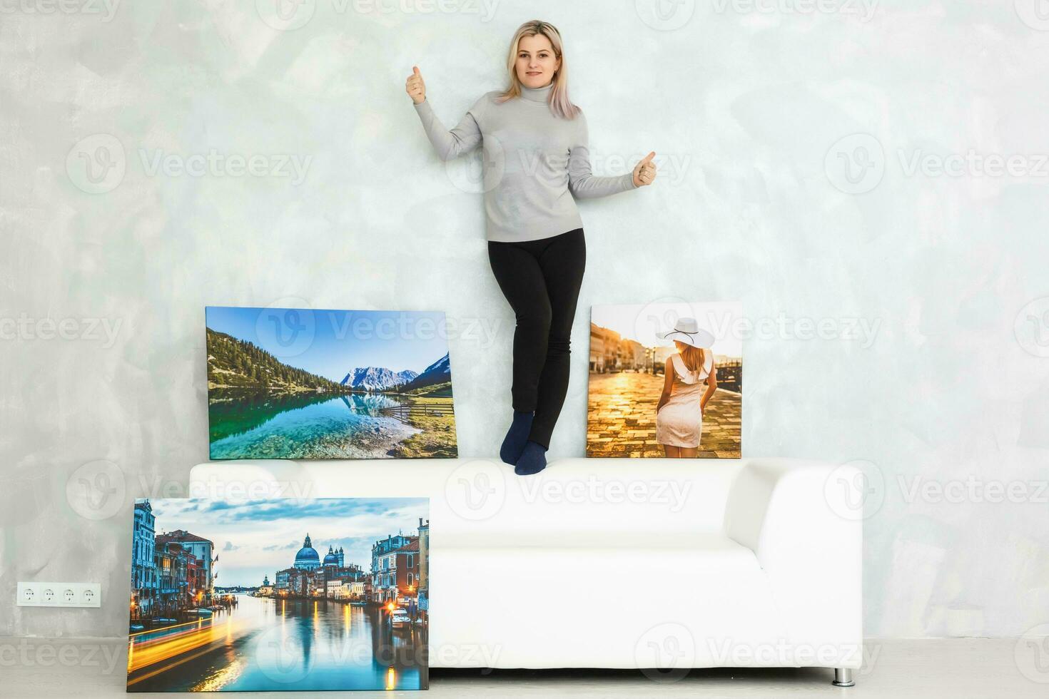 jung Mädchen hält Foto Segeltuch beim Zuhause auf das Couch