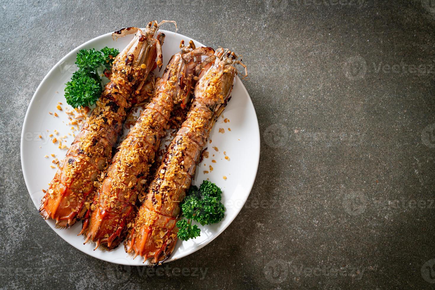 gebratene Fangschreckenkrebse mit Knoblauch foto