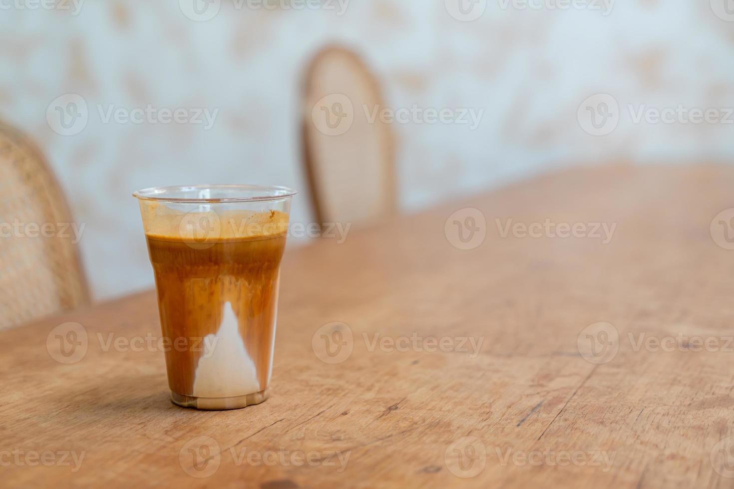 Spezialitätenkaffee-Menü namens "schmutziger Kaffee". kalte Milch unten mit heißem Espresso oben drauf foto