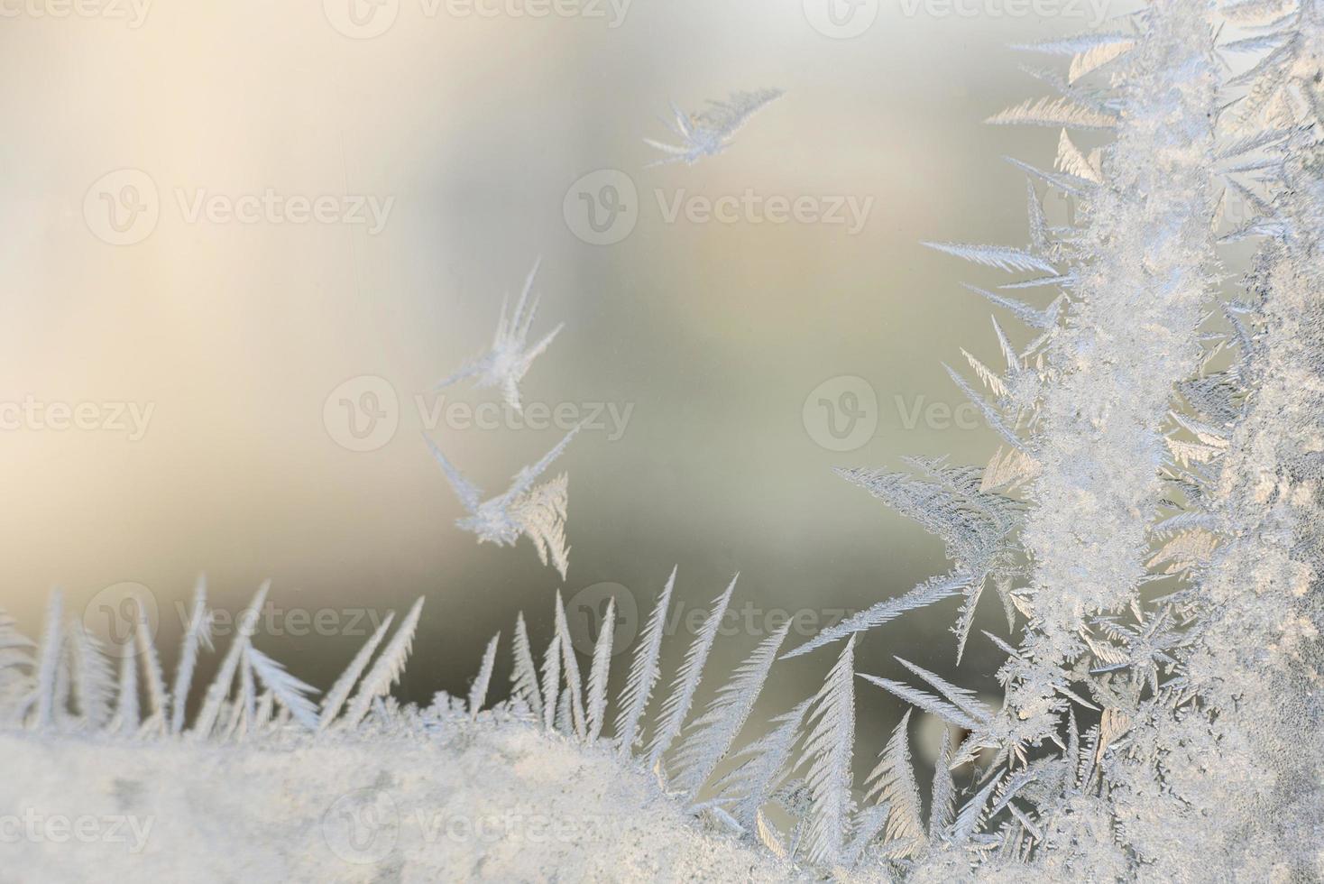 Frostmuster auf dem Glas des Winterfensters bei klirrender Kälte foto