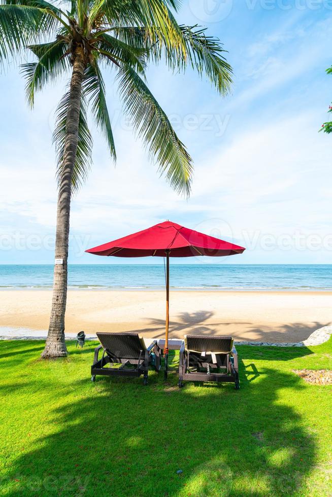 Sonnenschirm und Stuhl mit Meerblick im Hotelresort foto