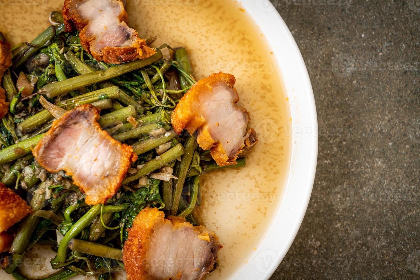 gebratene Wassermimose mit knusprigem Schweinebauch foto