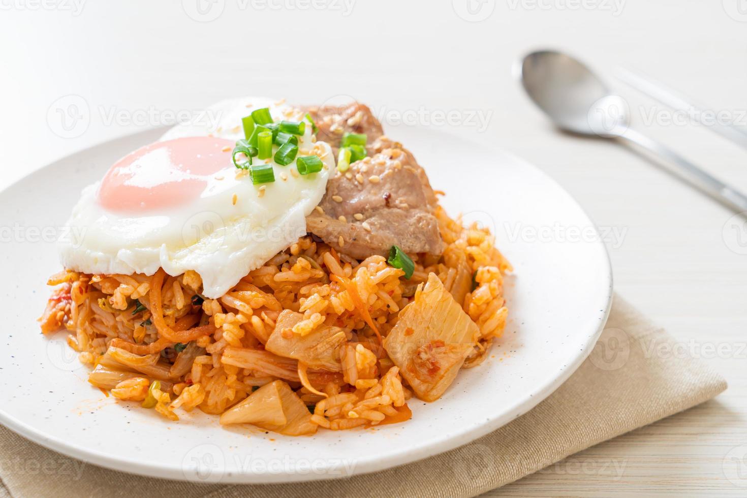 gebratener Kimchi-Reis mit Spiegelei und Schweinefleisch foto