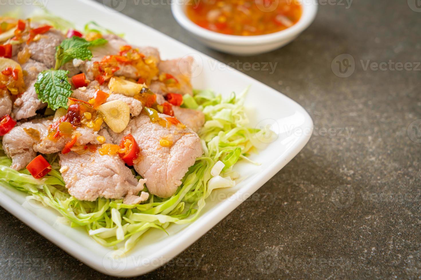 gekochtes Schweinefleisch mit Limetten-Knoblauch und Chilisauce foto