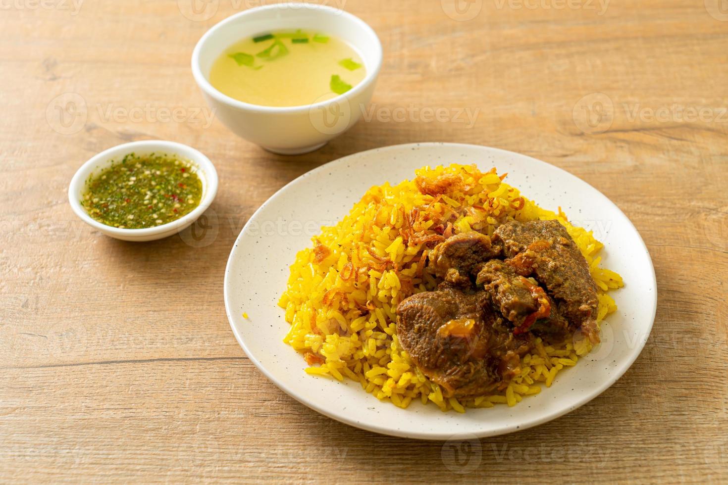 Rindfleisch Biryani oder Curryreis und Rindfleisch - thailändisch-muslimische Version des indischen Biryani, mit duftendem gelben Reis und Rindfleisch be foto