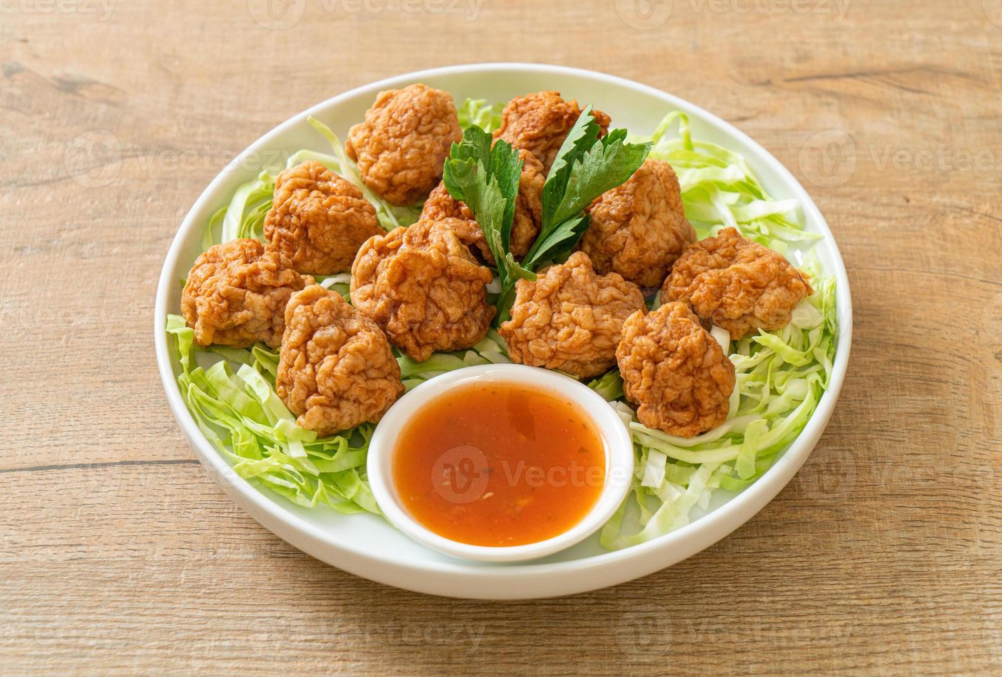 gekochte Garnelenbällchen mit scharfer Sauce foto