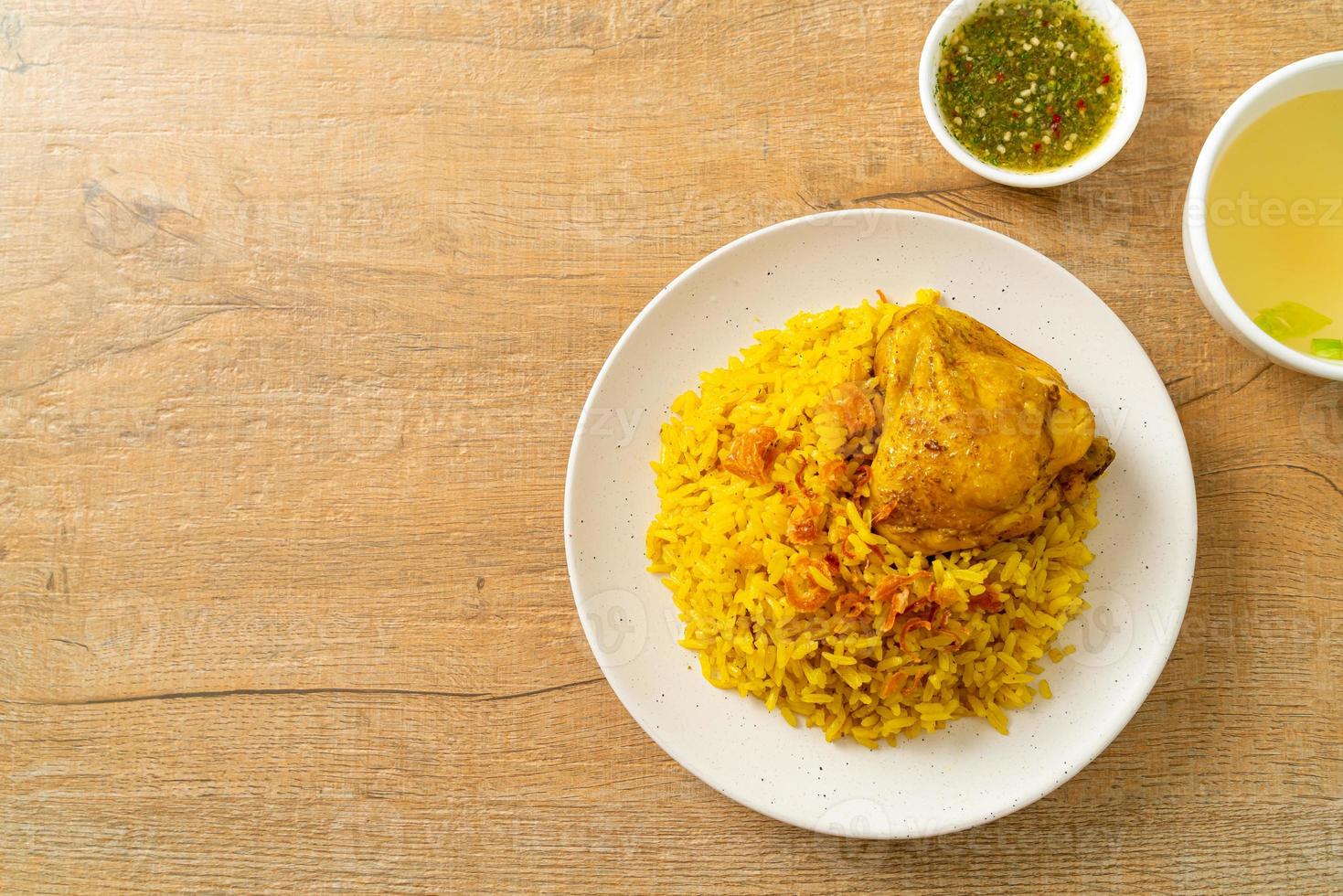 Chicken Biryani oder Curryreis und Hühnchen - thailändisch-muslimische Version des indischen Biryani, mit duftendem gelben Reis und Hühnchen foto