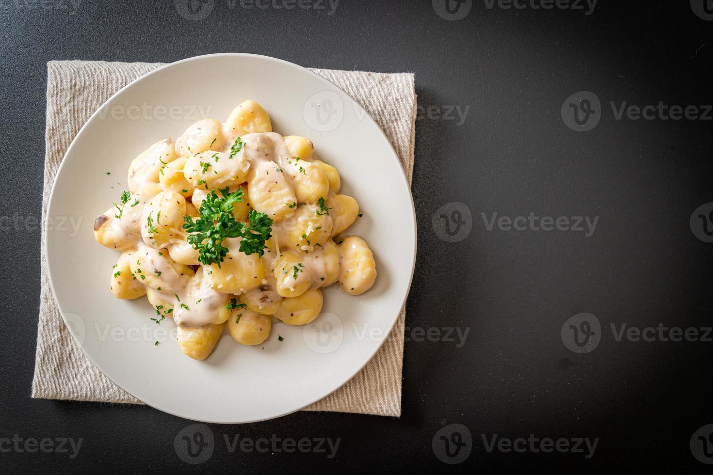 Gnocchi mit Champignonrahmsauce und Käse foto