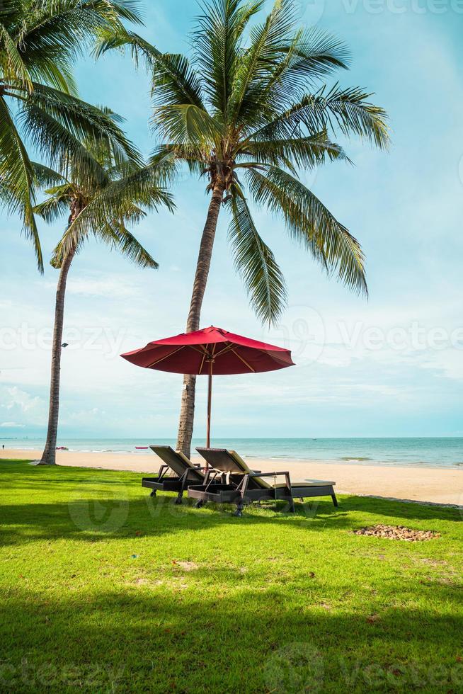 Sonnenschirm und Stuhl mit Meerblick im Hotelresort foto