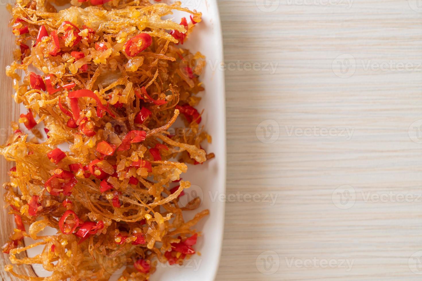 gebratener Enoki-Pilz oder goldener Nadelpilz mit Salz und Chili foto