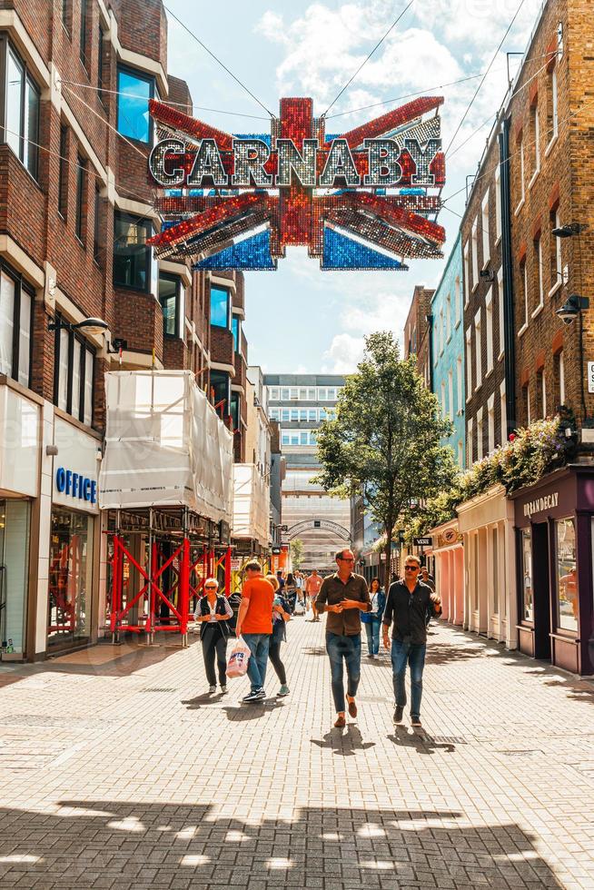 London, England, Großbritannien - 2. September 2019 - Leute, die zum Einkaufen in der Carnaby Street gehen. Carnaby Street ist eine verkehrsberuhigte Einkaufsstraße in Soho in der City von Westminster, London. foto