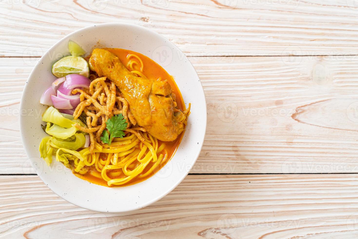 Nordthailändische Nudel-Curry-Suppe mit Hühnchen foto
