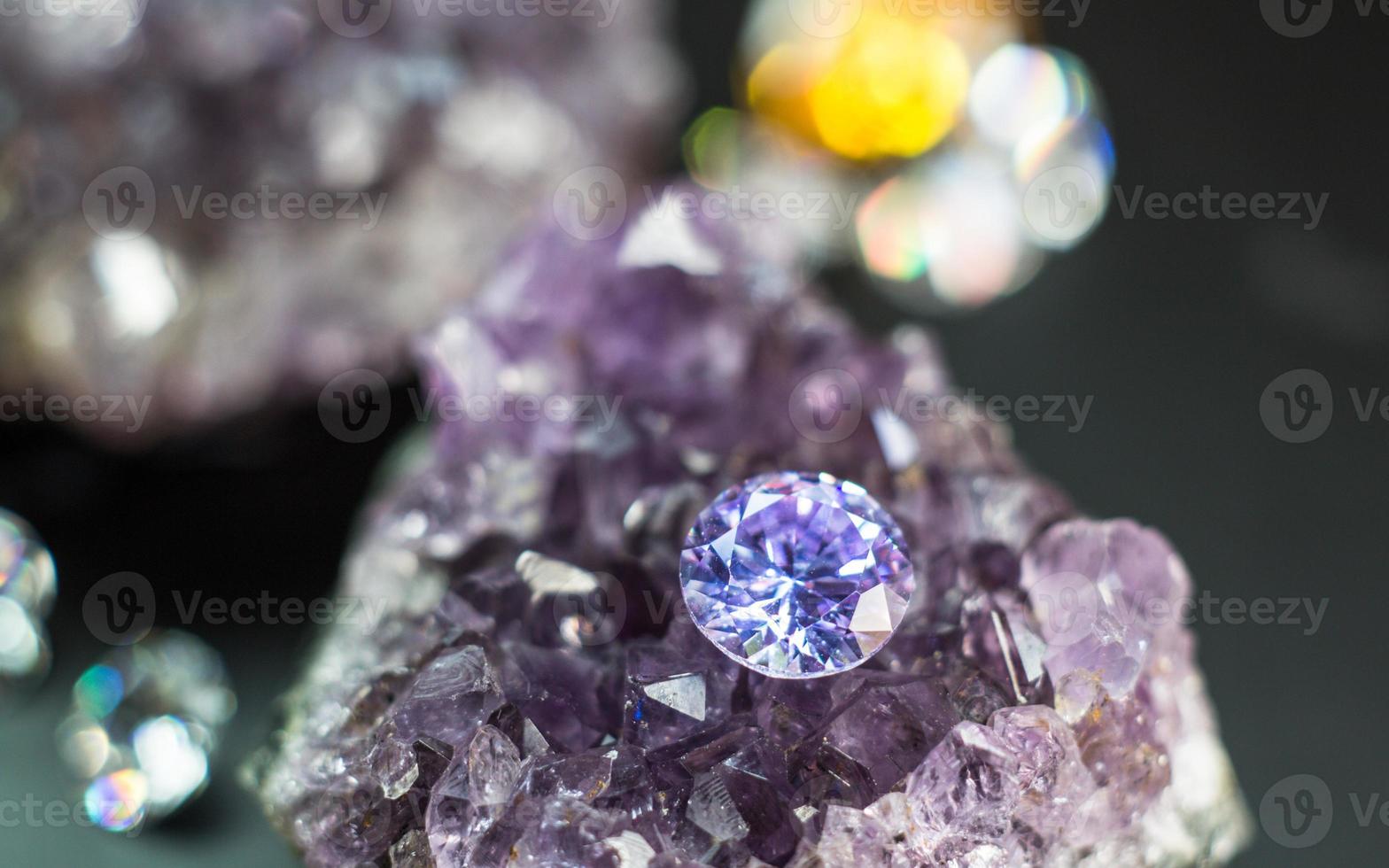 natürlicher lila Saphir-Edelstein, lila Amethyst-Edelsteinschmuck foto