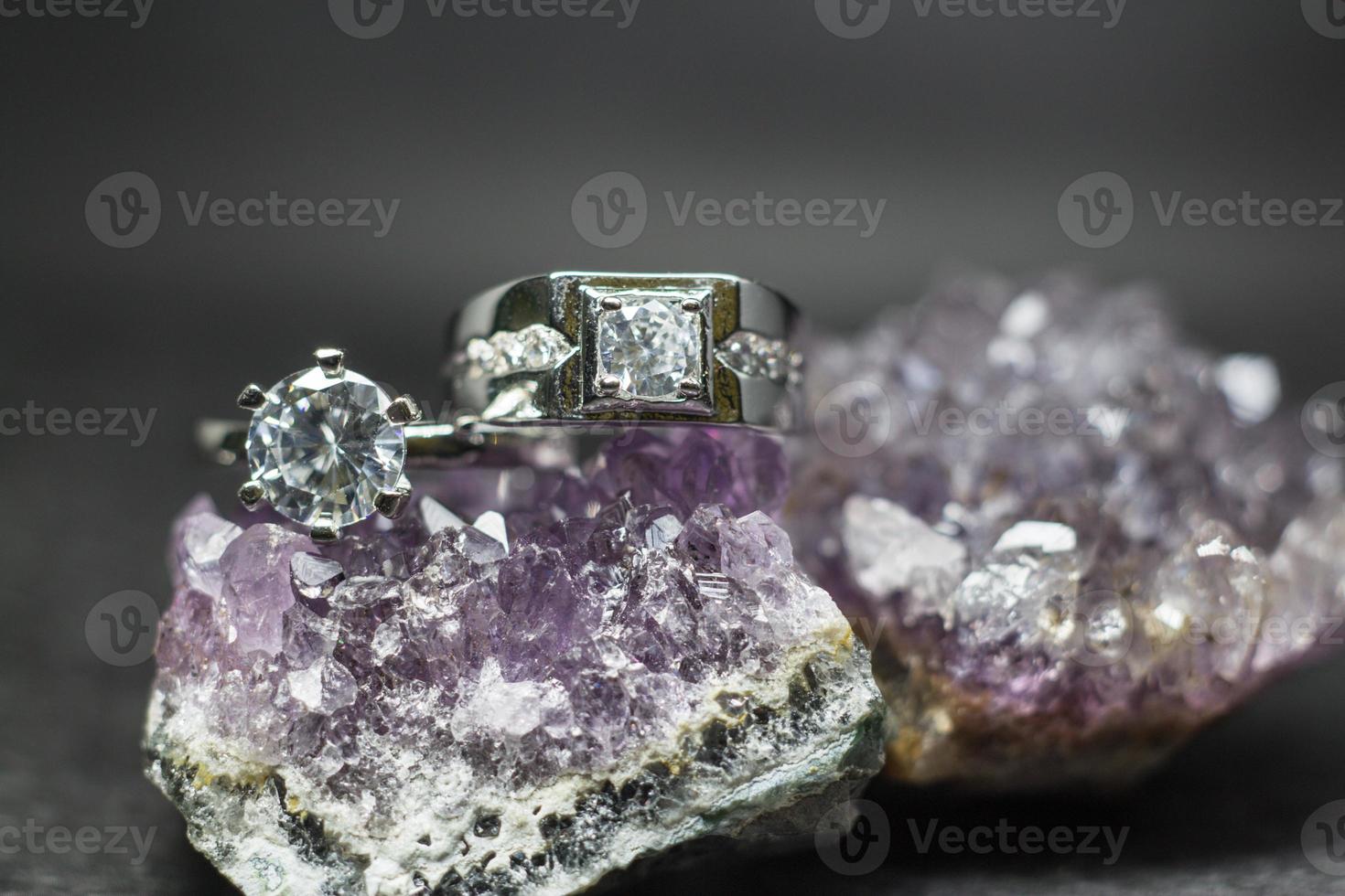 Nahaufnahme von Diamant-Verlobungsring. Liebes- und Hochzeitskonzept foto