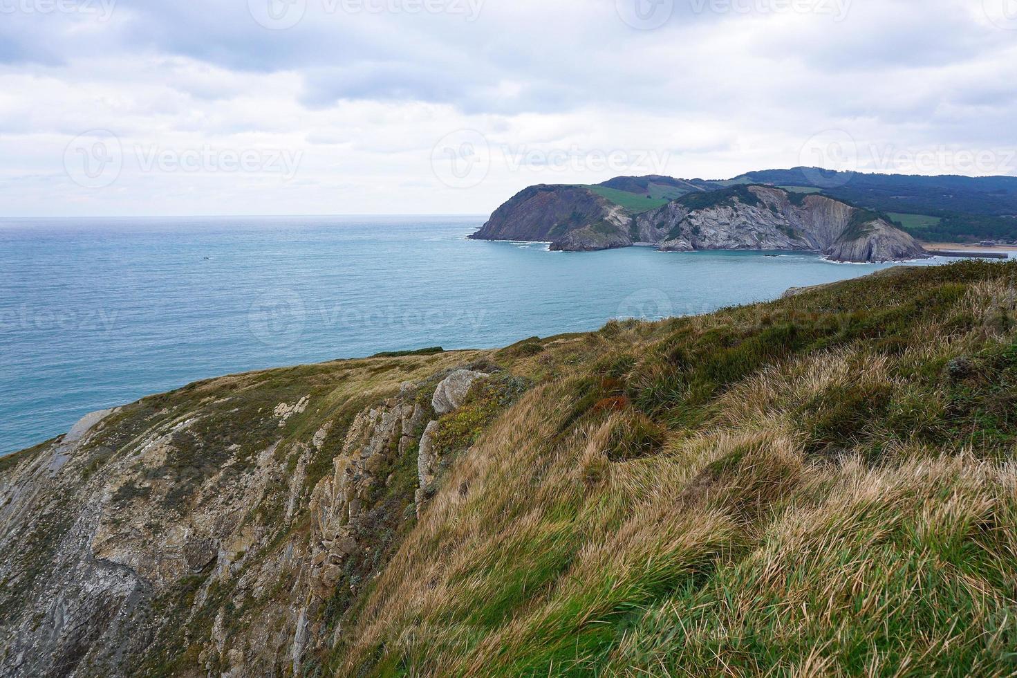 Klippe und Strand an der Küste in Bilbao Spanien Reiseziele foto