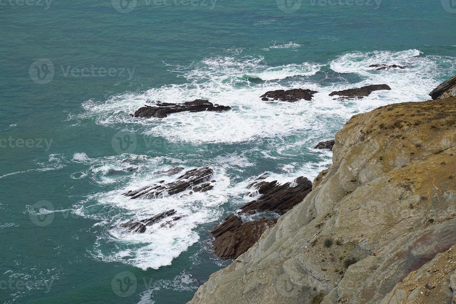 Klippe und Strand an der Küste in Bilbao Spanien Reiseziele foto